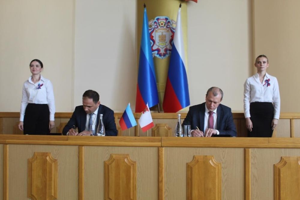 Председатель Правительства Вологодской области РФ Антон Кольцов и глава администрации Алчевска Альберт Апшев подписали соглашение о сотрудничестве