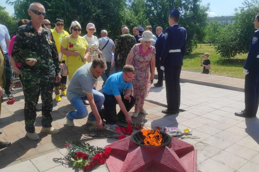 Алчевские активисты возложили цветы к мемориальному комплексу советским воинам