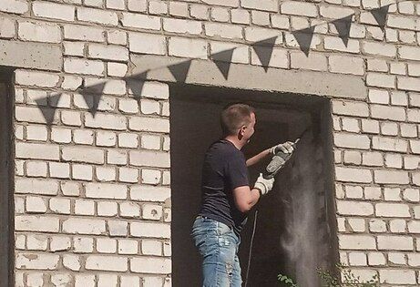 Прибывшие из Вологодской области строители начали ремонт детсада в Алчевске