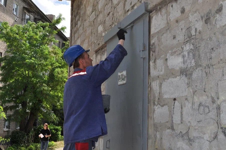 Специалисты из Вологды продолжают ремонт трансформаторных подстанций в Алчевске