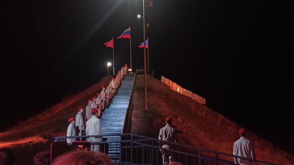 Первый заместитель руководителя Администрации президента РФ Сергей Кириенко, Глава ЛНР Леонид Пасечник и Глава ДНР Денис Пушилин открыли в Краснодоне после реставрации памятник молодогвардейцам "Непокоренные"