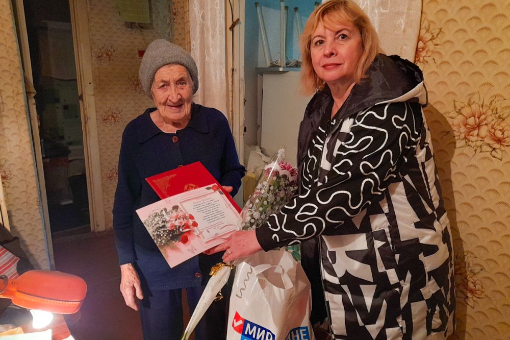 В Алчевске поздравили ветерана с 95-летием