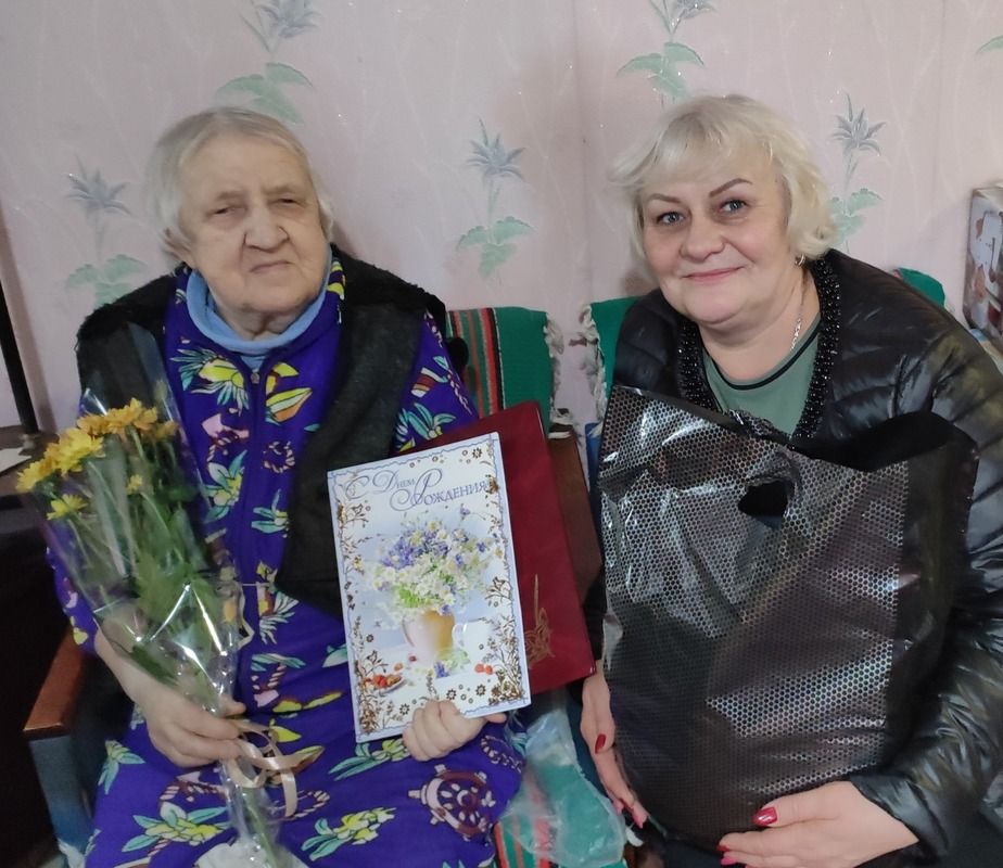 В Алчевске активисты поздравили ветерана труда с 90-летним юбилеем