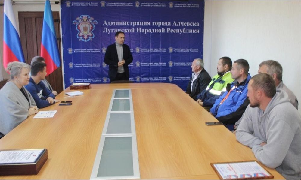 17 октября Глава Администрации города Алчевска Альберт Апшев вручил Благодарственные письма специалистам ЗАО...