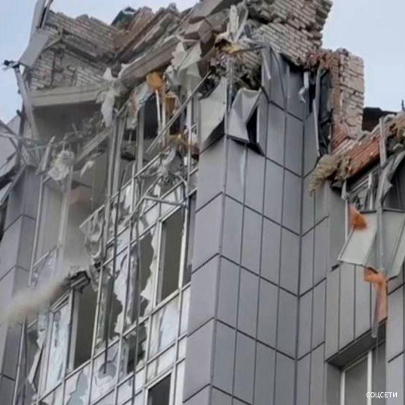 В Алчевске Луганской области нанесен удар 2 ракетами HIMARS по гостинице, заявили в ЛНР. Как сообщил мэр города Альберт Апшев, один человек пропал без вести