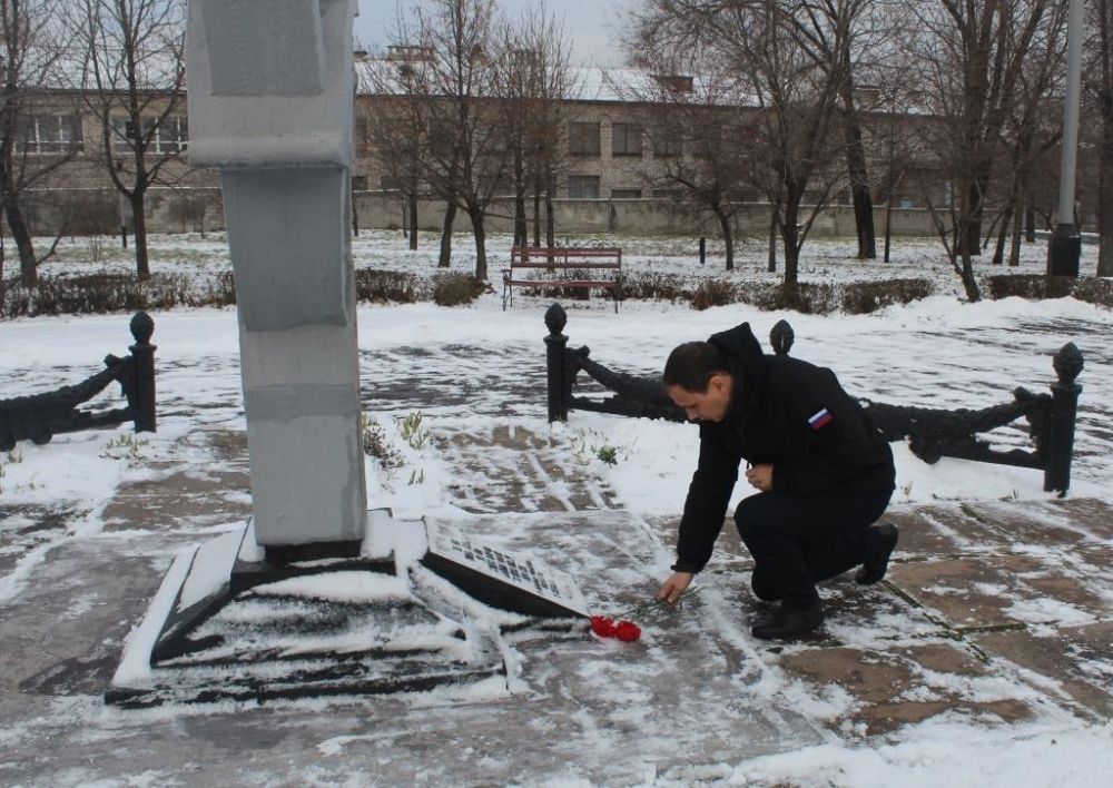9 декабря в сквере имени 50-летия ВЛКСМ Глава Администрации города Алчевска Альберт Апшев, замеcтитель Главы Администрации города Алчевска Наталья Фокина, представители Вологодской области возложили цветы к памятным знакам в честь Дня Героев Отечества