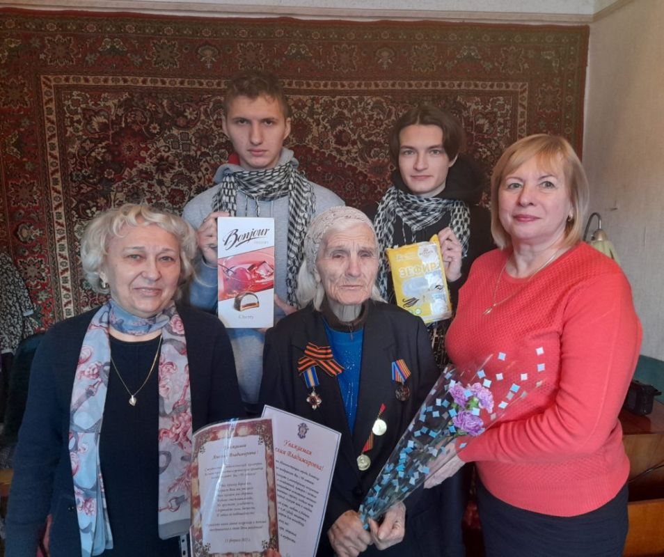 В Алчевске поздравили ветерана Великой Отечественной войны Анелию Владимировну Клепакову с 98-летием