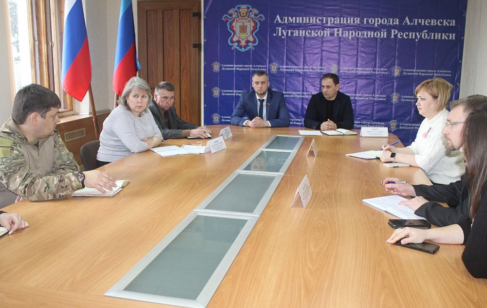В Алчевске Максим Величко принял участие в оперативном совещании по вопросам получения гражданства РФ