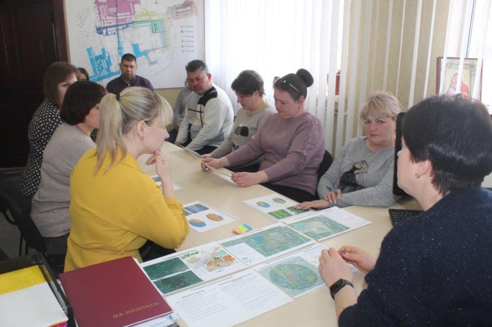 5 апреля в коллективе МУП «Рынок города Алчевска» состоялось общественное обсуждение проекта «Реновация площади Советская...