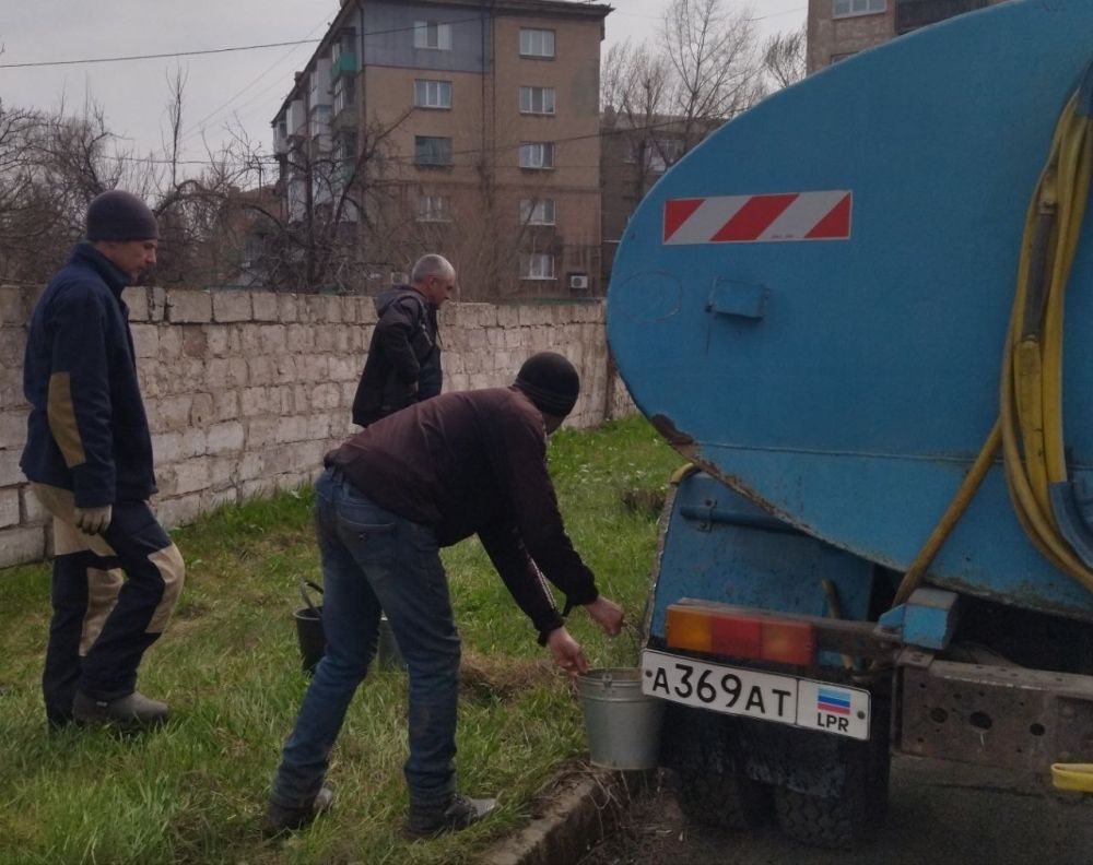5 апреля силами МУП "Служба дорожного хозяйства и благоустройства" организован подвоз технической воды в кварталы города: 58, 59, 399, 400 и 401