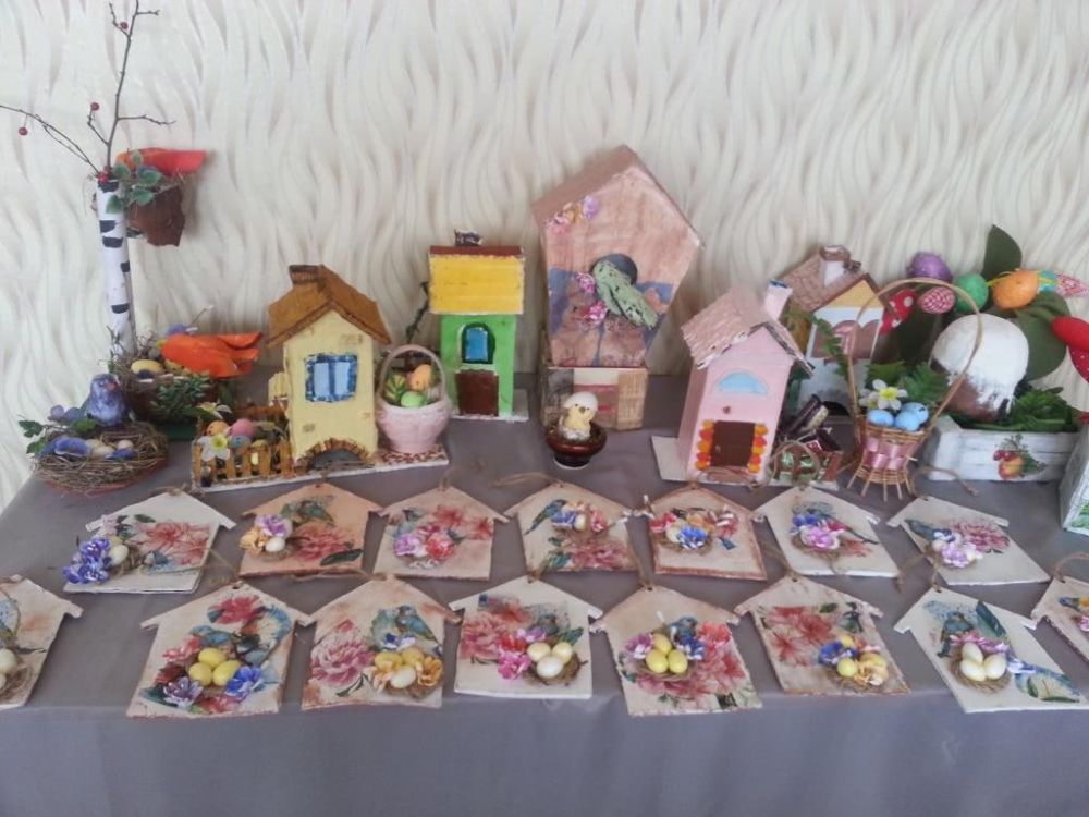 В ГУ ЛНР «Алчевский центр культуры и народного творчества», в творческой студии «Город рукоделия», состоялся мастер-класс «Встречаем Пасху!», приуроченный к празднованию Великой Пасхи