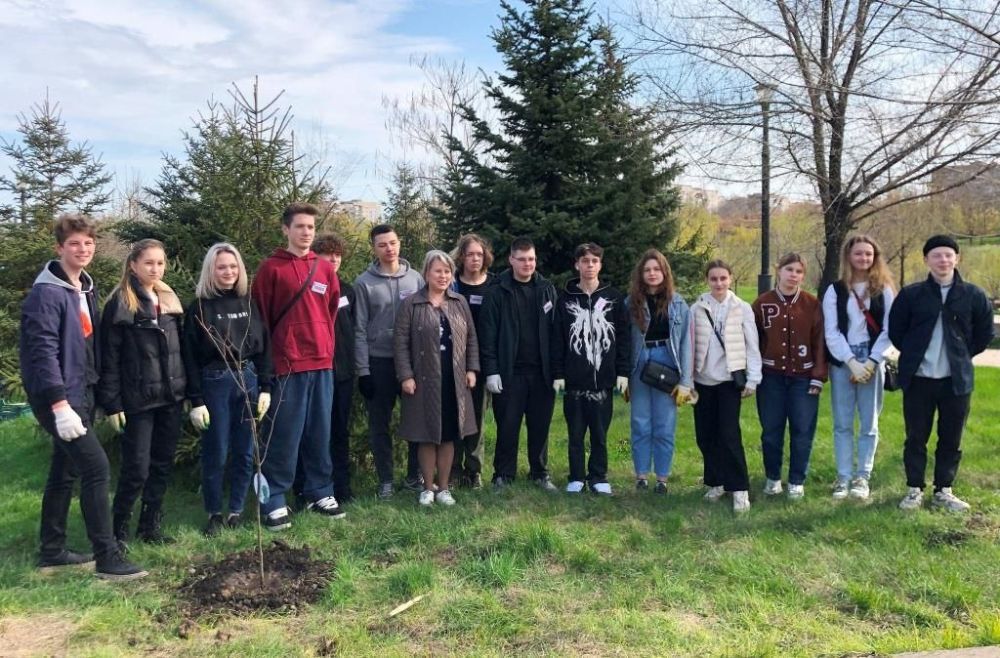 Активисты Российского движения детей и молодежи "Движение первых" продолжают участие в Международной акции "Сад памяти"