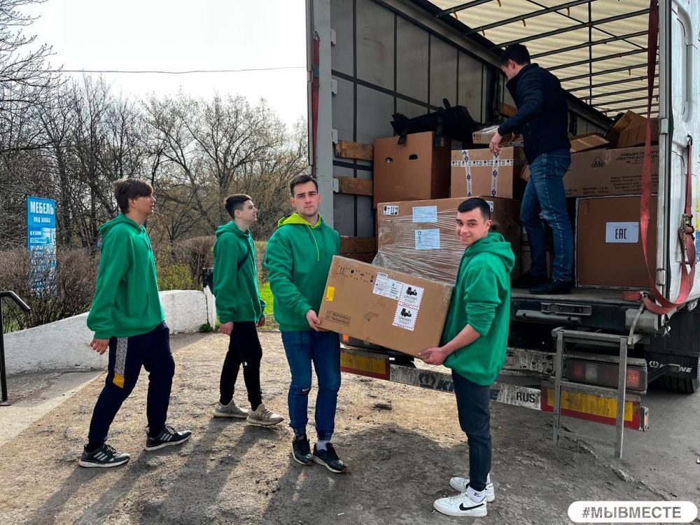 Волонтёры Алчевского штаба #МЫВМЕСТЕ совместно с волонтёрским отрядом «Добрые сердца ДонГТУ» оказали помощь в выгрузке гуманитарной помощи из Вологодской области