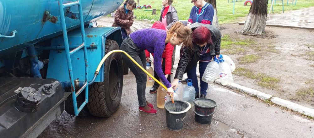 14 апреля силами МУП "Служба дорожного хозяйства и благоустройства" организован подвоз технической воды на поселок Горького жителям частного сектора