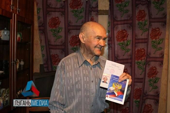 Выдача российских паспортов на дому маломобильным людям началась в Алчевске, сообщила администрация города