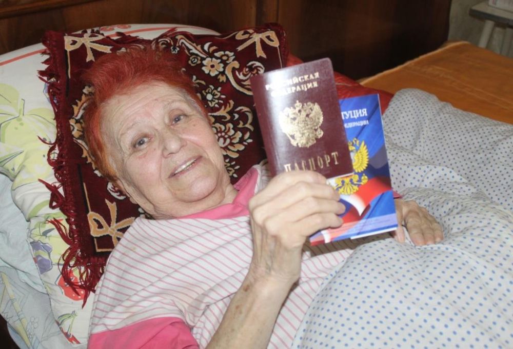 Первым жителям Алчевска старше 80 лет вручены паспорта РФ. 14 апреля при содействии Администрации города Алчевска...