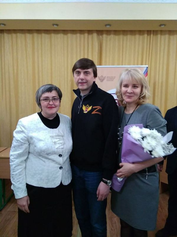 Министр просвещения Российской Федерации вручил педагогам ЛНР ведомственные награды