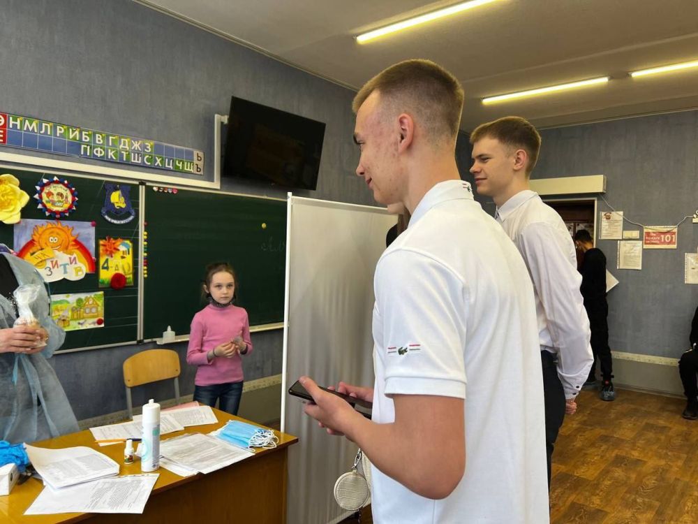 Активисты РДДМ «Движение Первых» Алчевской социально-экономической гимназии поздравили с праздником светлой Пасхи выездную бригаду врачей из Саратова, которые проводят профилактические осмотры детей