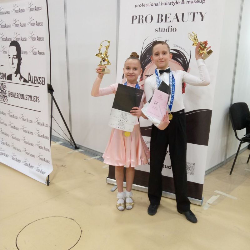 Обучающаяся 4-А класса ГОУ ЛНР "АСШ6" Доронина Динара с партнёром на конкурсе спортивно-бальных танцев "Кубок Тихого Дона"(г Ростов) заняли 1 место - в номинации "Латина", 2 место - в номинации " Стандарт"