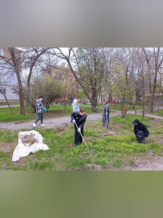 С таким энтузиазмом активисты РДДМ "Движение первых" вышли на субботник!