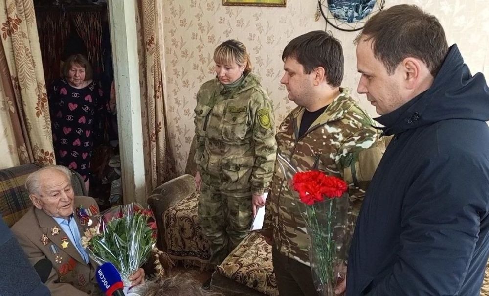 Участнику боевых действий в годы Великой Отечественной войны Ивану Григорьевичу Иванченко вручили паспорт Российской Федерации