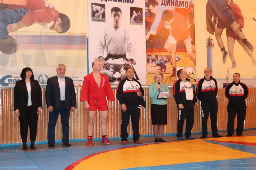 Многократный чемпион и призёр чемпионатов России, Европы и мира по самбо, заслуженный мастер спорта России по самбо, региональный координатор партийного проекта «Zа самбо» Евгений Исаев провёл мастер-класс по самбо для алчевских спортсменов