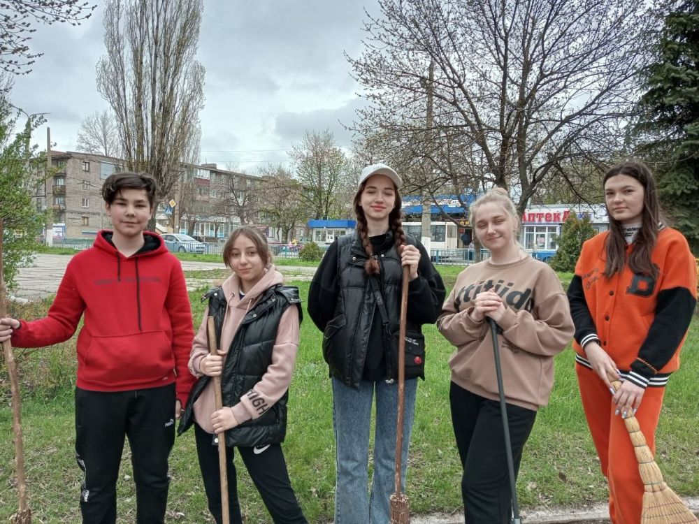 Активисты первичного отделения РДДМ "Движение Первых" Алчевского коллегиума №1 имени Христины Алчевской приняли участие в общероссийском субботнике, объявленном Главой Луганской Народной Республики