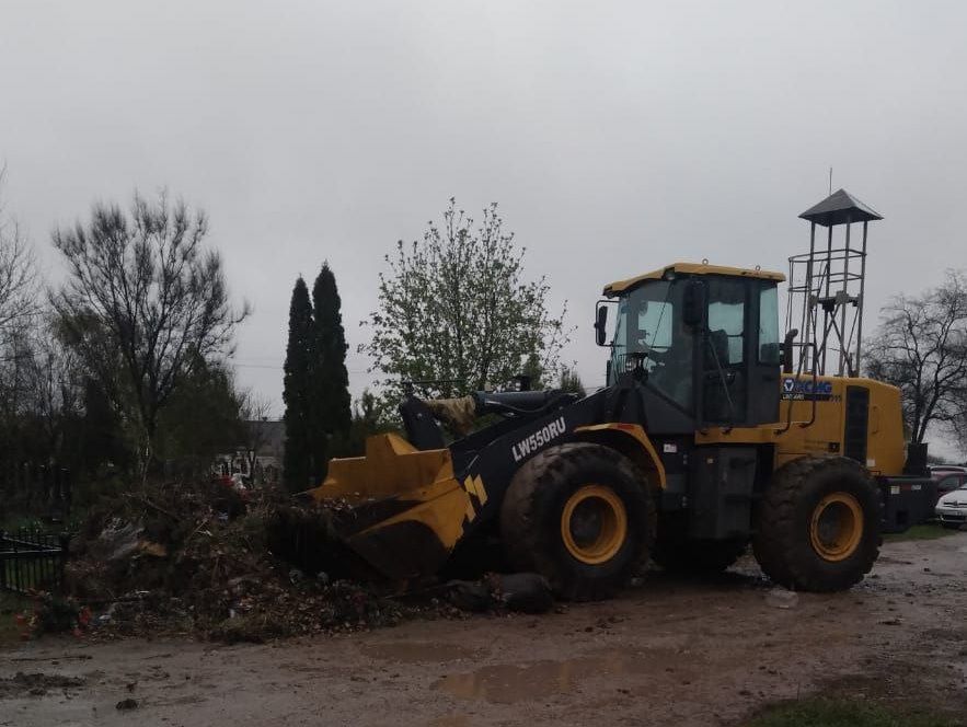 В Алчевске продолжаются работы по благоустройству территории городского кладбища