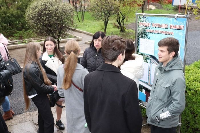 Алчевские школьники приняли участие в тренировочном мероприятии в форме единого государственного экзамена (ЕГЭ) по русскому языку