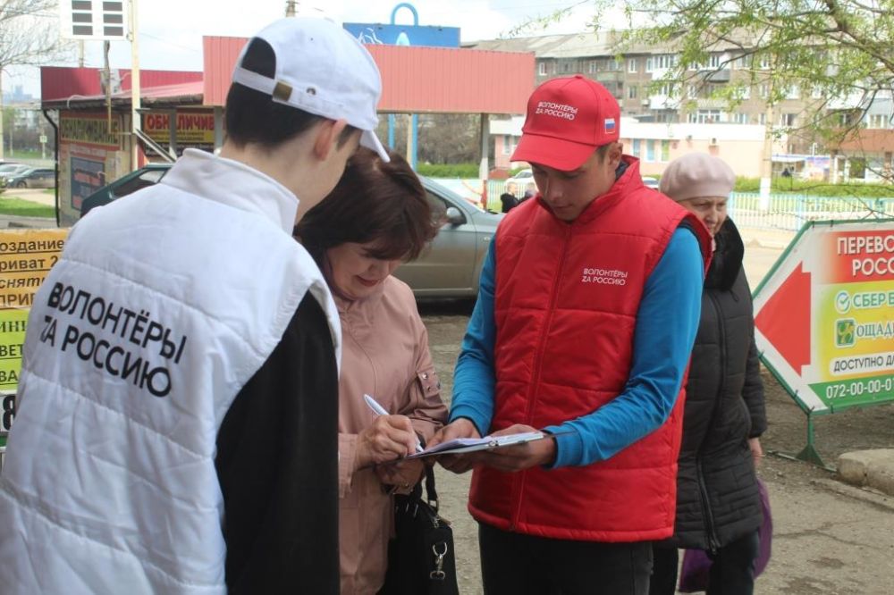 24 апреля в разных частях города Алчевска продолжили работу волонтеры по благоустройству территории, которые помогли жителям...