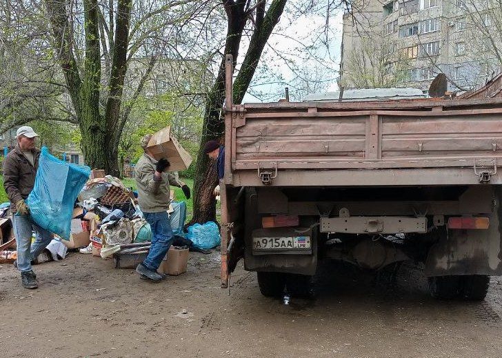 25 апреля специалисты МУП «Жилфондсервис города Алчевска ЛНР» выполняли работы по вывозу негабаритного мусора с площадок ТКО, расположенных на территории города