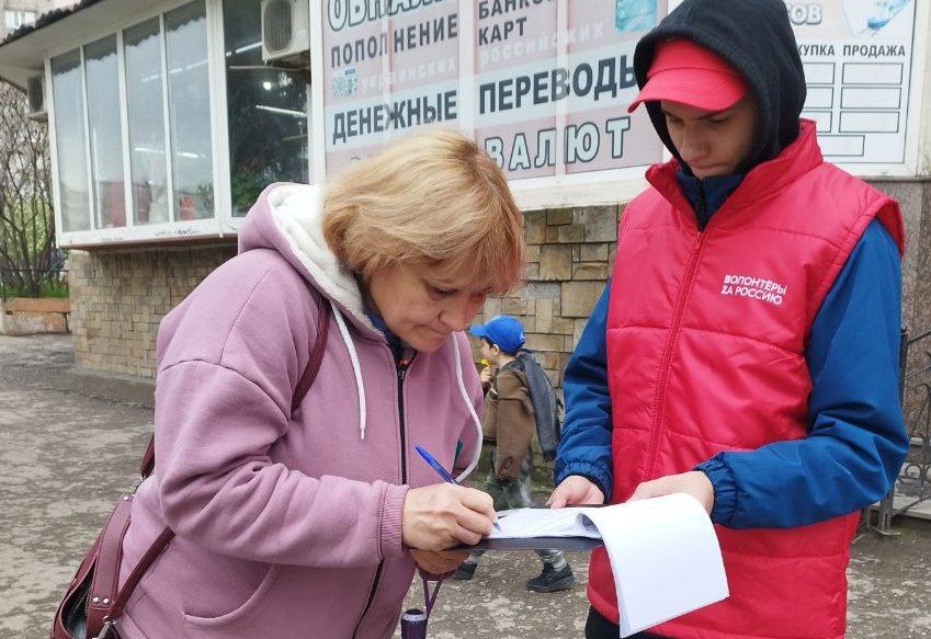 25 апреля в Алчевске продолжили работу волонтеры по благоустройству территории – они помогли жителям города проголосовать за...