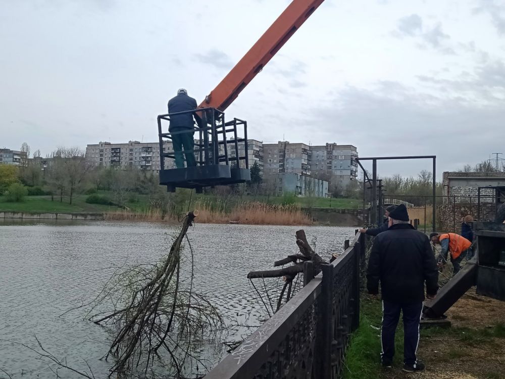 Работники МУП «Служба дорожного хозяйства и благоустройства города Алчевска ЛНР» в рамках Дней экологической безопасности провели расчистку Верхне-Лиманского пруда