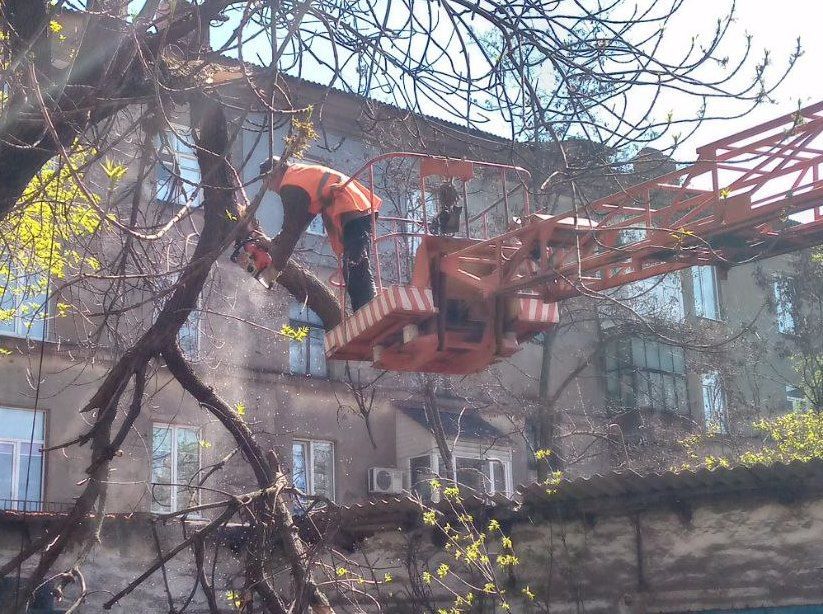 26 апреля специалисты МУП «Жилфондсервис города Алчевска ЛНР» выполняли работы по вывозу негабаритного мусора с площадок ТКО, расположенных на территории города