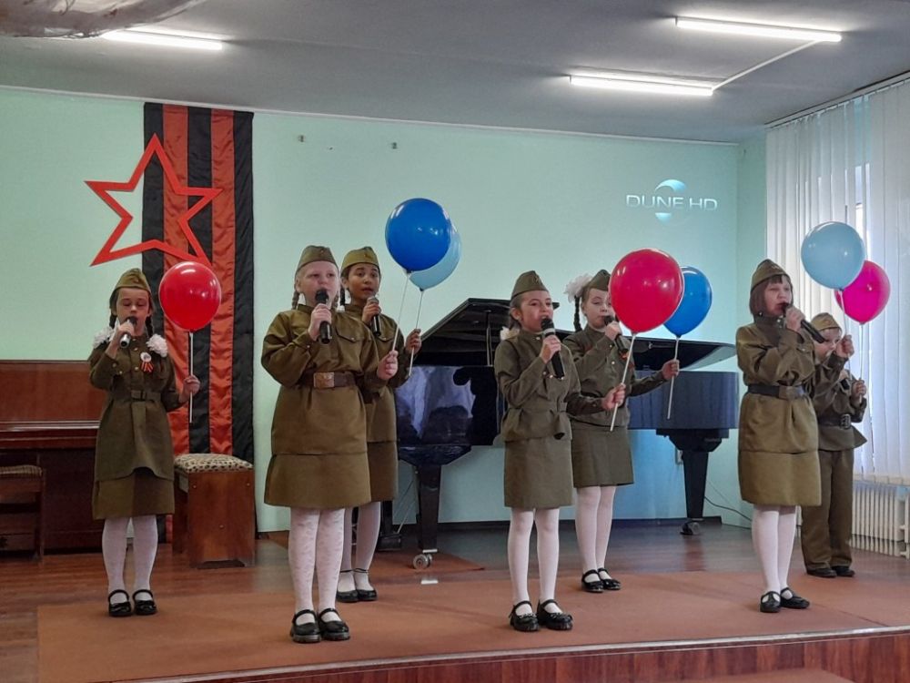 26 апреля в Алчевске в ГУ ЛНР «Алчевская детская музыкальная школа № 2» состоялся традиционный военно-патриотический фестиваль «Пусть память говорит…», посвященный Дню Победы с участием самодеятельных ветеранских коллективов, учащихся и молодежи города