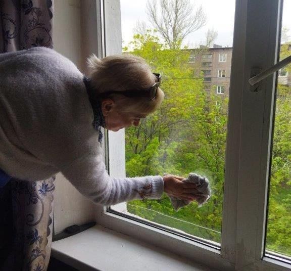 27 апреля в рамках городской акции «Помоги ветерану» была оказана помощь инвалиду Великой Отечественной войны Анелии Владимировне Клепаковой - подопечной Алчевского комплексного центра социального обслуживания населения (предоставления социальных услуг)