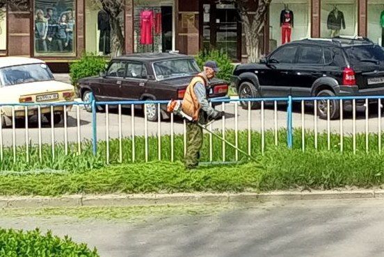 27 апреля специалисты МУП «Жилфондсервис города Алчевска ЛНР» выполняли работы по вывозу негабаритного мусора с площадок ТКО, расположенных на территории города