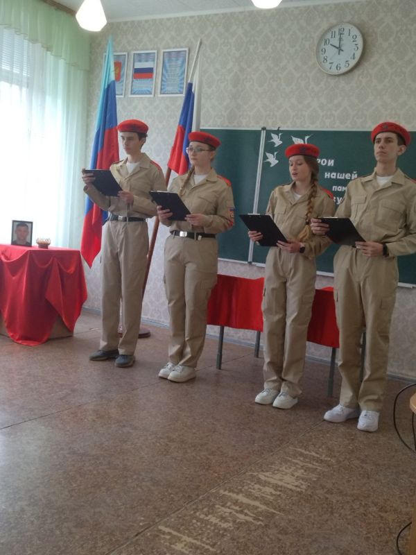 29 апреля в ГОУ ЛНР «АГ им. В.Н. Онуфриенко» состоялось торжественное открытие парты «Парты Героя», посвященной защитнику Республики Дмитрию Крайсвитнему – выпускнику гимназии