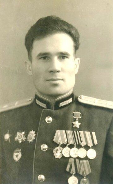 Бабанин Николай Андреевич родился 23 апреля 1918 года в Алчевске в семье рабочего