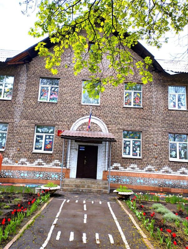 #ОкнаПобеды. Воспитатели и родители ГДОУ ЛНР Ясли-сад 4 "Кузнечик" присоединились к Всероссийской акции "Окна Победы"