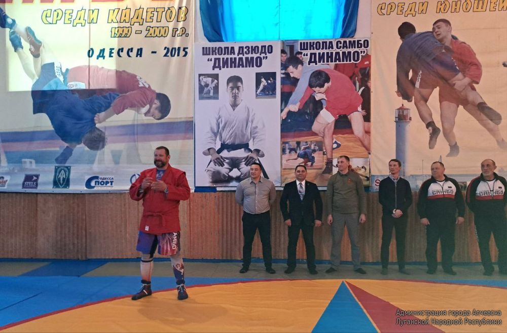 2 мая в зале борьбы СК «Металлург» собрались алчевские борцы разных возрастных и весовых категорий