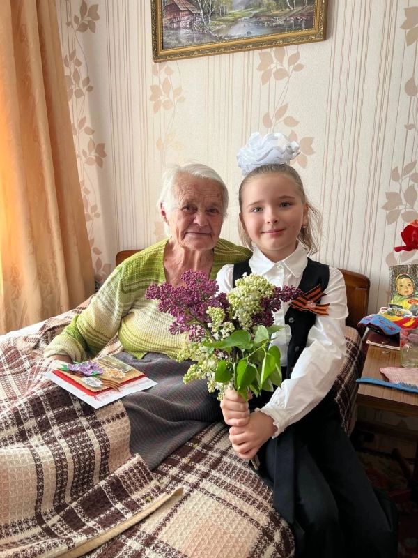 Накануне главного праздника весны – Дня Победы, ученики-активисты РДДМ «Движение первых» Государственного общеобразовательного учреждения «Учебно-воспитательного комплекса «Росток» навестили ветеранов Великой Отечественной войны