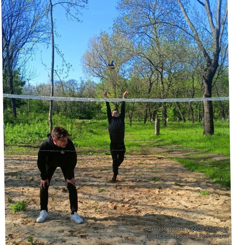 На территории Парка культуры и отдыха имени Победы появилась ещё одна локация для проведения активного досуга, а именно, летняя волейбольная площадка