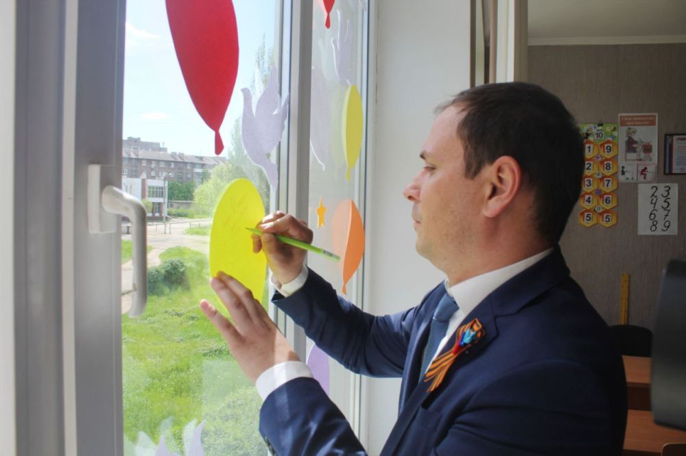 В Алчевске продолжается акция «Окна Победы»