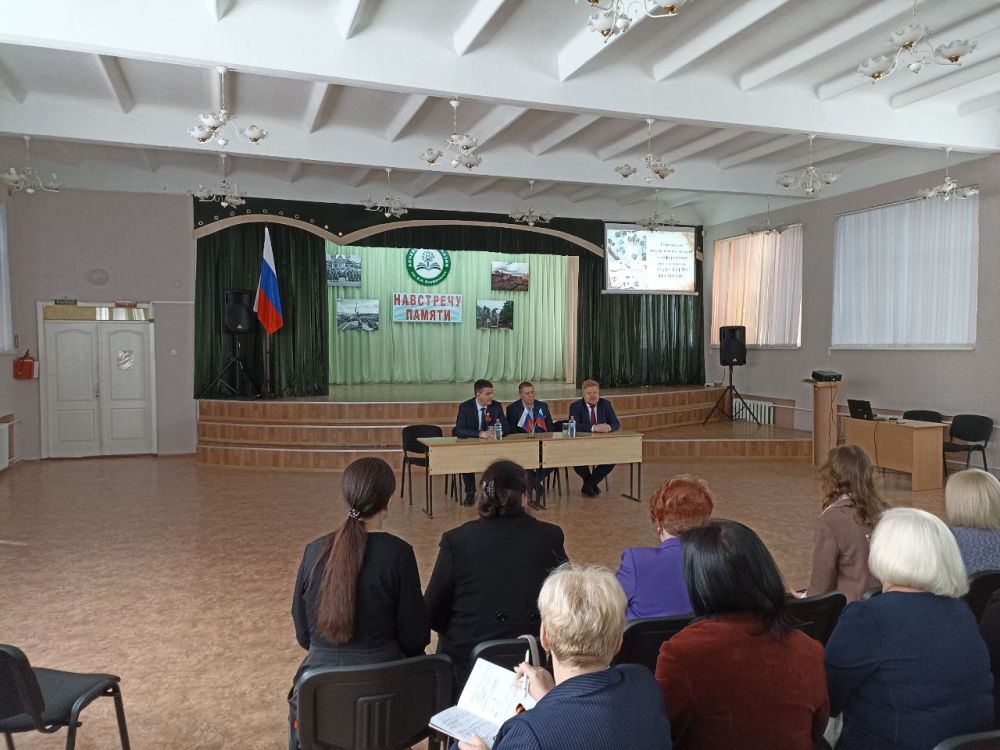 Олег Коваль: 5 мая совместно с Министром образования и науки ЛНР Иваном Кусовым и главой Администрации города Алчевска Альбертом Апшевым провел рабочую встречу с директорами общеобразовательных учреждений города Алчевска