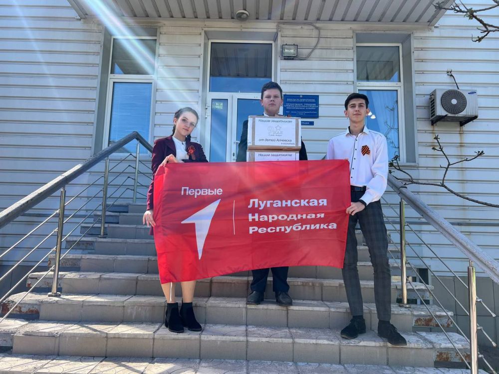 В преддверии праздника Дня Победы активисты РДДМ «Движение первых» посетили городскую многопрофильную больницу, где находятся на лечении наши военнослужащие