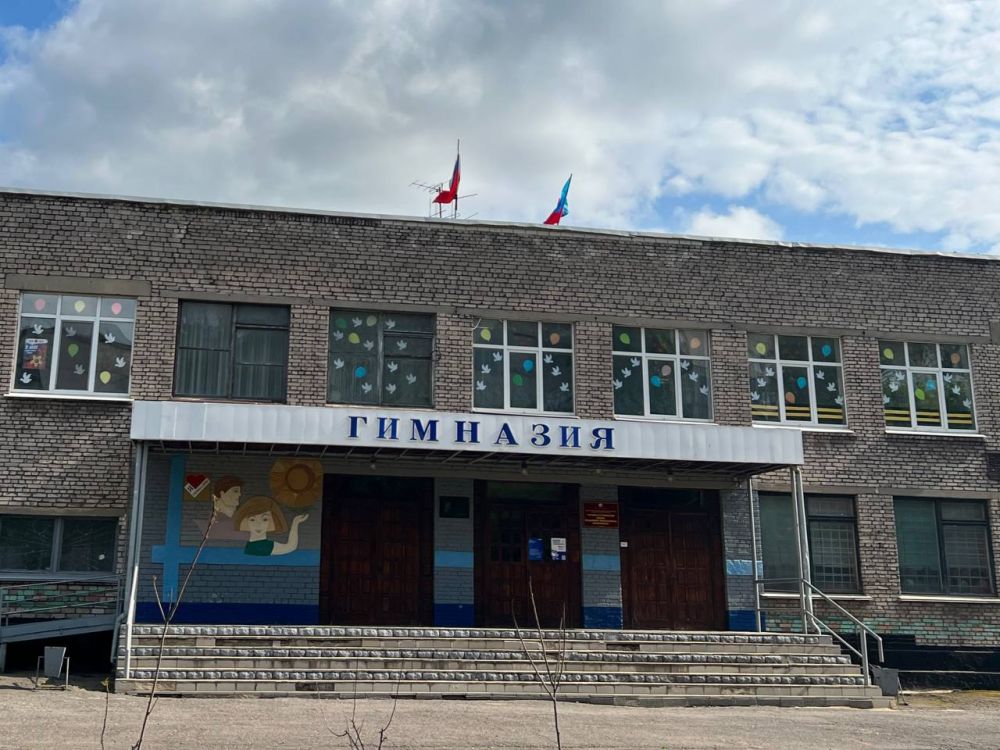 Педагоги и обучающиеся ГОУ ЛНР «АГ им. В.Н. Онуфриенко» поддержали акцию #ОкнаПобеды и украсили окна гимназии ко Дню Победы