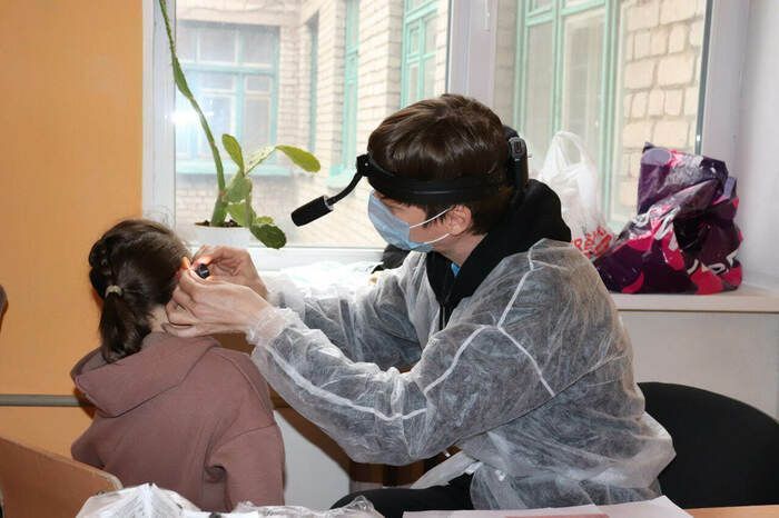 Врачи из Саратова с начала мая провели профилактические осмотры более тысячи детей в Алчевске