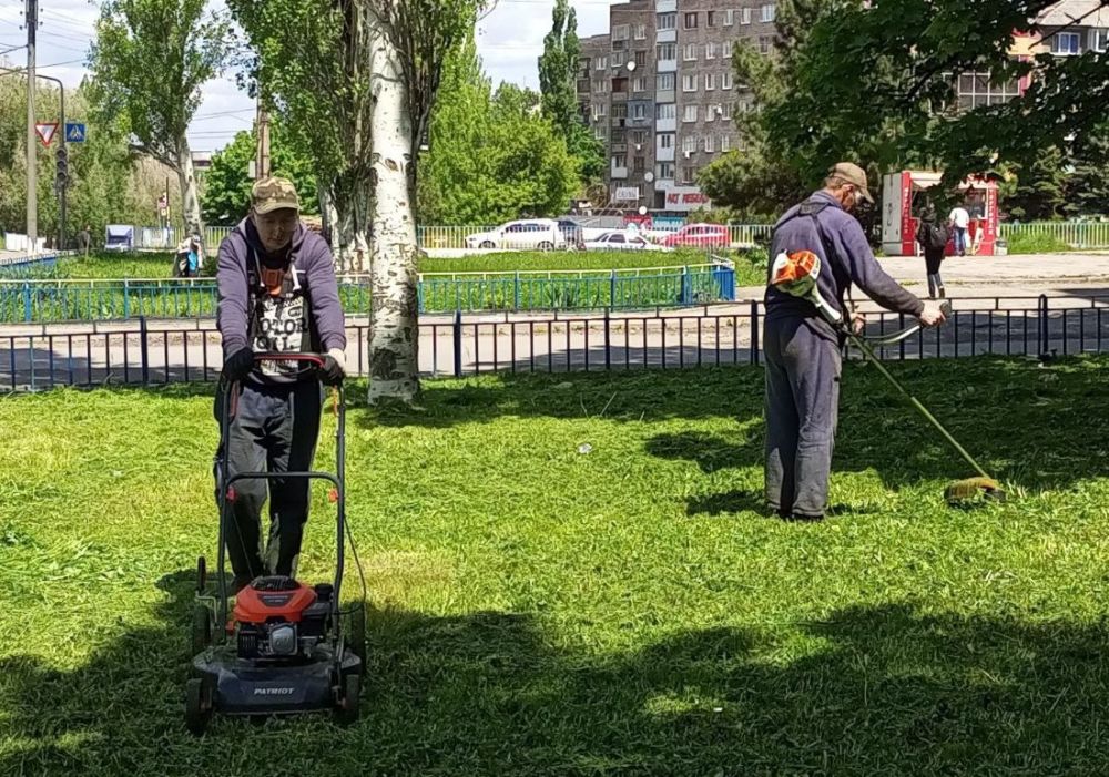 12 мая в Алчевске продолжились работы по покосу травы на участках дороги по Аллее Славы, пр. Металлургов, ул.Гмыри