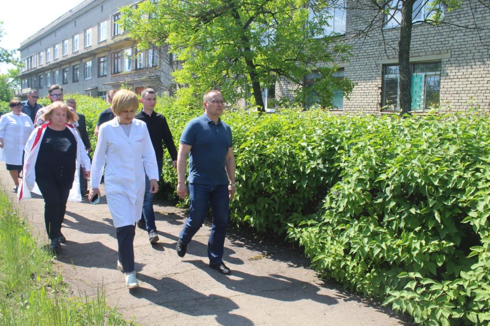 17 мая в ходе визита в Алчевск заместитель Губернатора Вологодской области Антон Стрижов посетил учреждения образования и здравоохранения города